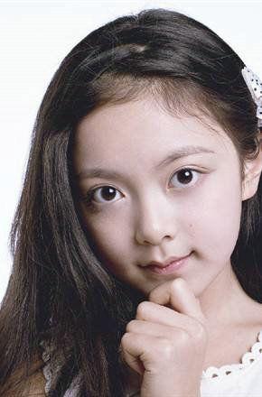 霍娜个人资料,才华横溢的年轻艺术家，跨越艺术与生活的界限