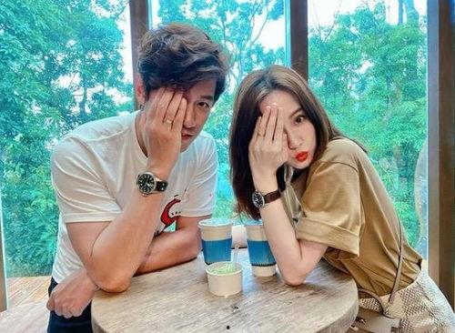 情侣十指相扣生活照,见证爱情时光的甜蜜瞬间