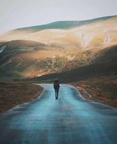 独自前行图片,探寻自我与世界的交汇