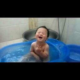 萌宝宝洗澡搞笑视频,欢乐搞笑一箩筐