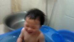 萌宝宝洗澡搞笑视频,欢乐搞笑一箩筐